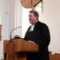 Kirchenrat Wolfgang Böhm erinnert daran, dass er hier ordiniert worden ist und freut sich nun als Zuständiger für Kirchenmusik über den Anlass