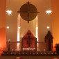 von der Decke hängend umrahmen Tücher den Altar
