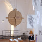 … und die Sonnenstahlen, die die Kirche erhellen, tragen zur Feststimmung bei.