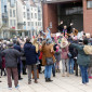2.4.23 - Vor der Kirche versammeln sich Klein und Groß zum „Einzug in Jerusalem“ … (= die Petruskirche)