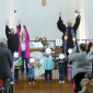 beim Mitmachlied „Gottes Liebe ist so wunderbar“… 