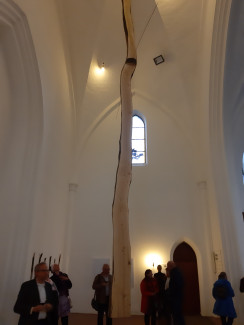Kreuz im Baumstamm